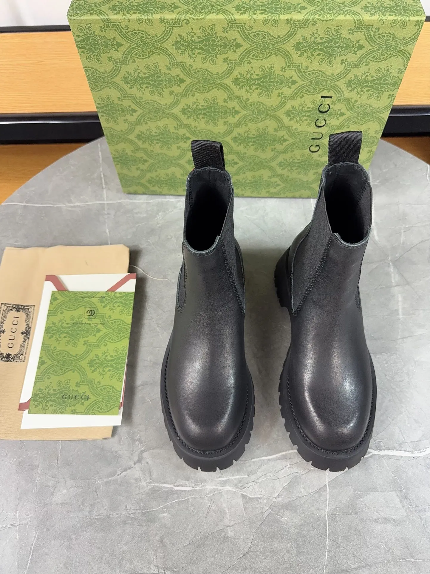 Men's shoes 💰640💰 New model from Gucci, double GG groove thick-soled loafers. The original version is made 1:1. Super beautiful quality, classic model at the counter. ❶Upper: original open-edge beaded cowhide ❷Inner lining: water-dyed cowhide ❸Feet: water-dyed cowhide ❹Outsole: ultra-light original sole ❺thick sole heightening: 3.5cn ❻Packing: original packaging ❼Number: 35-42 (41 41 customized, non-refundable) Men's model: 38-46 (45, 46 customized, non-refundable)